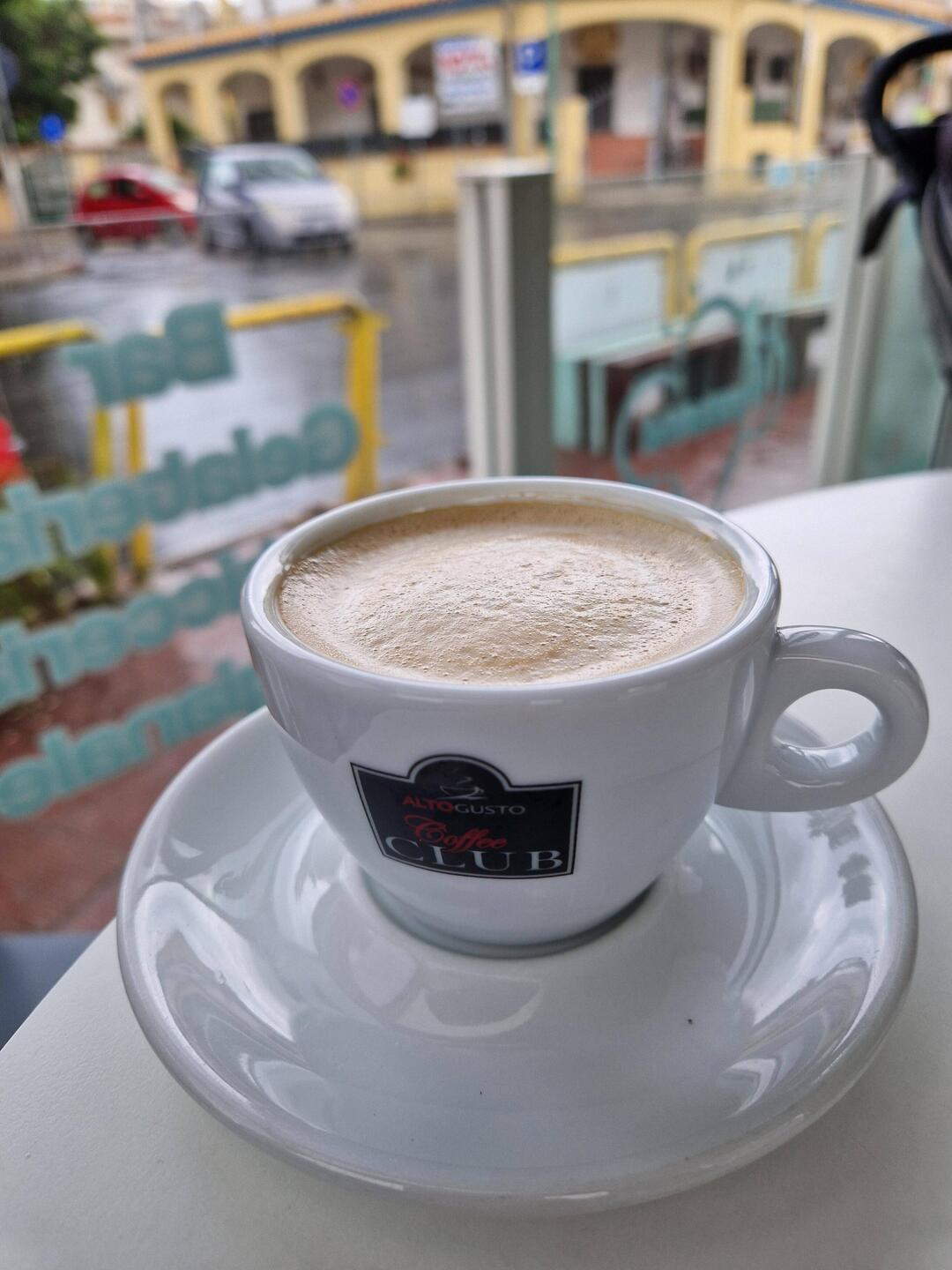 Schnäppchen. Cappuccino für 1,50 🤌 Die ultimativ leckere Kugel Eis 2,50 💸