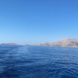 Ruhige Überfahrt unter Maschine ohne Wind und Wellen nach Alimia