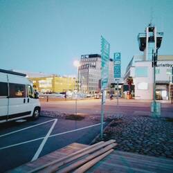 Vorne Hafen, hinten Bahnhof