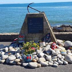 Andenken an verschollene Seeleute auf der Strandpromenade von Quiberon