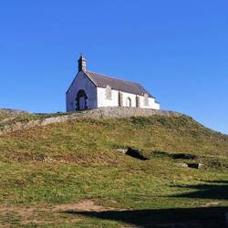 Diese kleine Kapelle steht auf dem Grabhügel