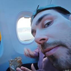 Kevin im Flugzeug