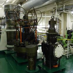 von vorne: Auslassventil, Brennkammer, Zylinder