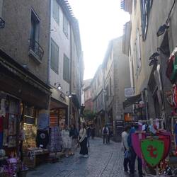 Innendrin gibt es viele Mittelaltersachen zu kaufen