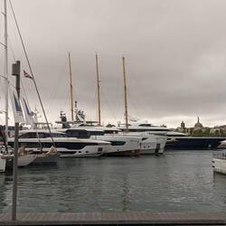 Ganz schön große Yachten. Da wird wohl was kompensiert