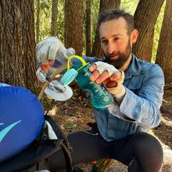 Die Trinkblase wird hier mithilfe meiner Nalgene Flasche gefüllt