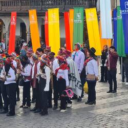 Etwas ungeordneter, lustiger Umzug zum Tag des Tourismus