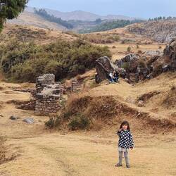 Karla vor ihrem Haus