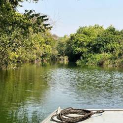 Mit dem Boot werden wir zum nächsten Wasserfall geschippert...