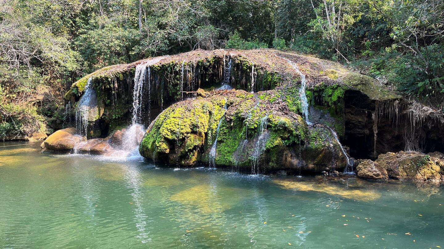 Die Wasserfälle sind jetzt am Ende der Trockenzeit etwas... minimalistisch.