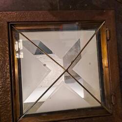 Durch diesen Glasdeckel werden die Urnen bei Beerdigungen in die Gruft abgelassen.