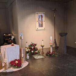 Dies ist der Bereich für Beerdigungen. Man beachte den pyramidenförmigen Glasdeckel in der Mitte...