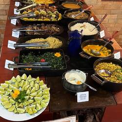 Bevor es losgeht, bedienen wir uns am für Brasilien typischen Buffet