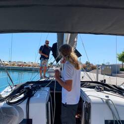 Sofort ist die Crew des Vercharterers an Bord - die technische Abnahme meistern wir ohne Probleme