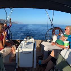 Die letzte Etappe bei Null Wind und spiegelglatter See unter Maschine und Autopilot