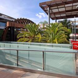 Konsumtempel mit Wasserrad