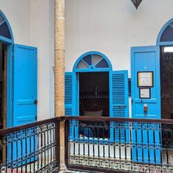 Die Zimmer sind rundherum angeordnet