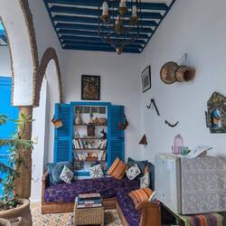 Gemütliche Sitzecke mit Kühlschrank