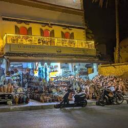 Noch mehr Keramik und darüber ein Cafe