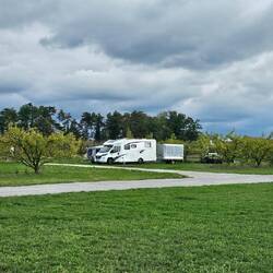 Das ist der nur 300 m entfernt liegende Stellplatz "La Ferme de Matt & Lili"