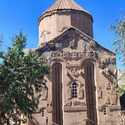 Reliefs auf der Westseite