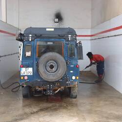 Die Fachkraft für Lackschäden bei der Arbeit