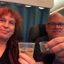 Stilecht Sekt 🥂 und Wein 🍷 aus Plastikbechern 😁