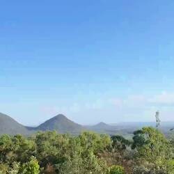 Glass House Mountains -> "Berge" der höchte Berg ist knapp 500m hoch