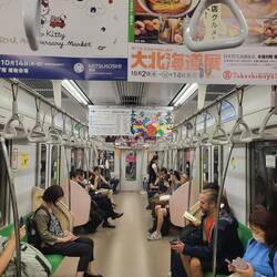 Die Metro ist ebenfalls voll von Werbung und meistens auch von Menschen