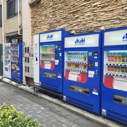 In die Kühlung der überall vorhandenen Getränkeautomaten geht bestimmt 5% von Tokios Stromkosten