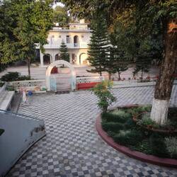 Platz vor dem Essraum - von der Terrasse aus gesehen