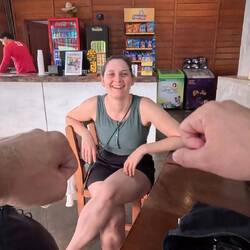 Andi zeigt Tanja, wie das gleich ablaufen wird