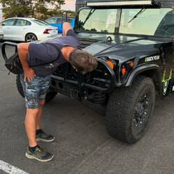 Uwe inspiziert das Hummer Gefährt