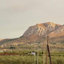 Die Sonne hat uns wieder. Blick vom CampingCafe auf Acrocorinth