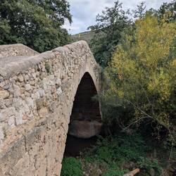 Mittelalterbrücke über den Rio Iregua