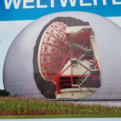 Die 1. Antenne der Erdfunkstelle. Aufgrund von Witterungseinflüssen steht sie unter einer "Kuppel"