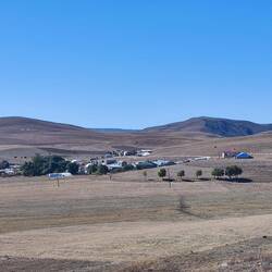 Karge Landschaft auf bis zu 2300 m Höhe