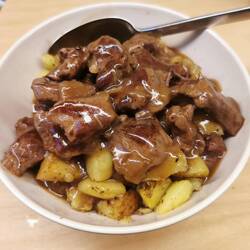 Handfester Gulasch mit Kartoffeln vom Camperherd 😋