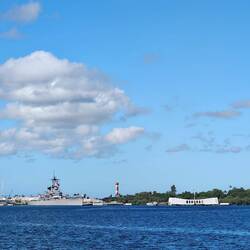 USS Missouri mit der Gedenkstätte der USS Arizona daneben.