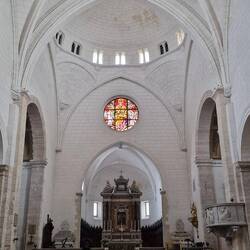 Selbst die Kirche ist eher schlicht gehalten.