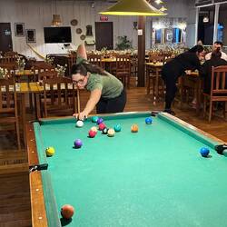 Der Billardtisch wird eingeweiht