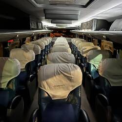 Der Bus hat eine geniale Sitzordnung, bei der jeder viel Platz hat