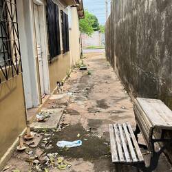 Entspannter Eingang zu unserer Unterkunft auf der brasilianischen Seite der Grenze