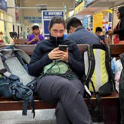 Tanja wartet geduldig und vielleicht ein klein wenig genervt auf unseren Bus nach Santa Cruz