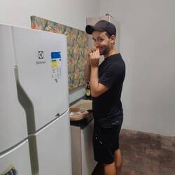 Andi lässt sich die kostenlosen Süßigkeiten nicht entgehen - was den Ameisen schmeckt, muss gut sein