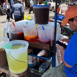 Es gibt einige solcher Stände, die zuckrige Fruchtsäfte verkaufen