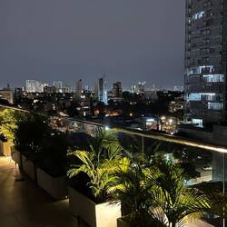 Die Dachterrasse des Gebäudes mit Pool