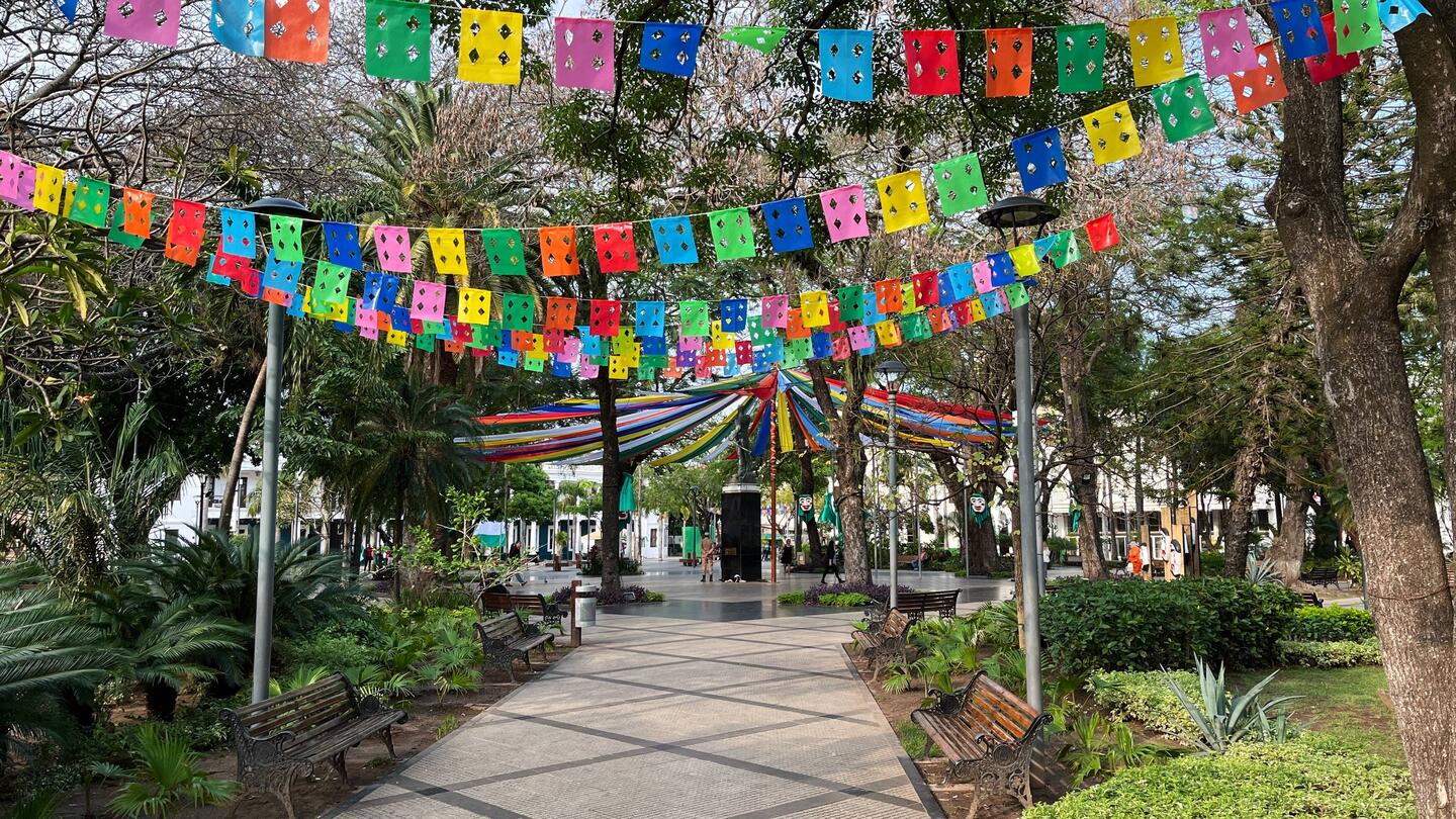 Der zentrale Platz in der Innenstadt Santa Cruz