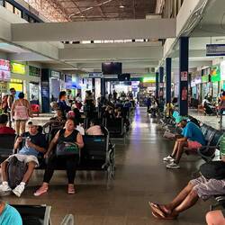 Deutschland: 1 Busunternehmen. Bolivien: 100, die alle die Stadt Santa Cruz ansteuern