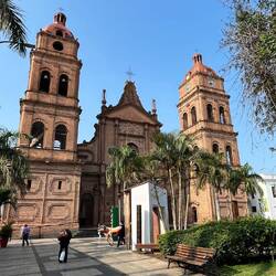 Eine Kirche am zentralen Plaza